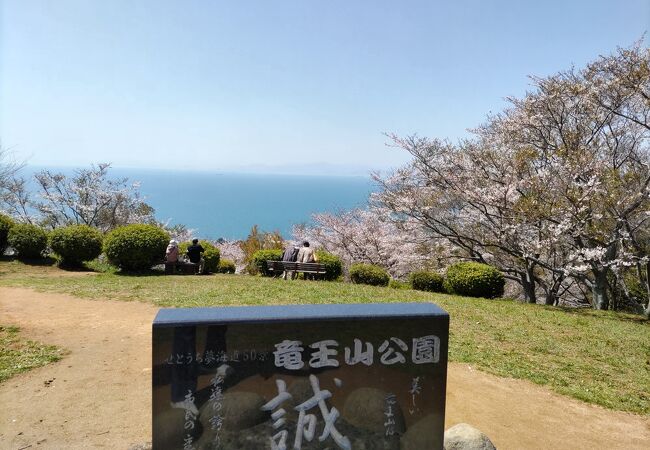 眼下に海が見える見晴らしがよい公園です。