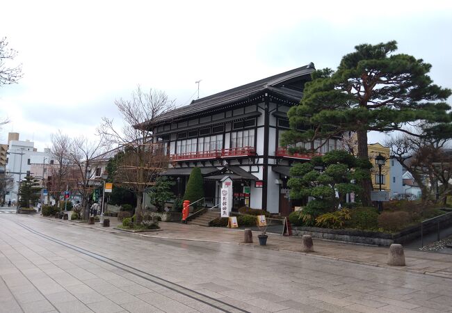 善光寺の雰囲気にピッタリな郵便局