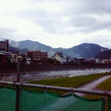 橋の上からは下を悠々と流れる飛騨川や周囲の山並み