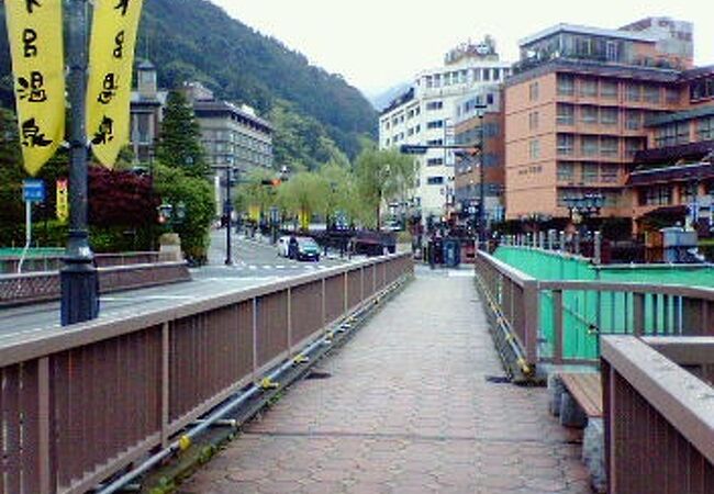 飛騨川や温泉ホテル群など眺めをゆっくり楽しみながら渡れる橋