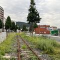 門司港の町の中を横断して和布刈まで向かう観光トロッコ列車です