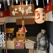 狸小路を守るタヌキ神社