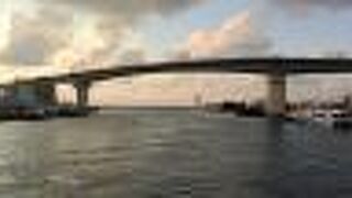 泊港のゲートブリッジです