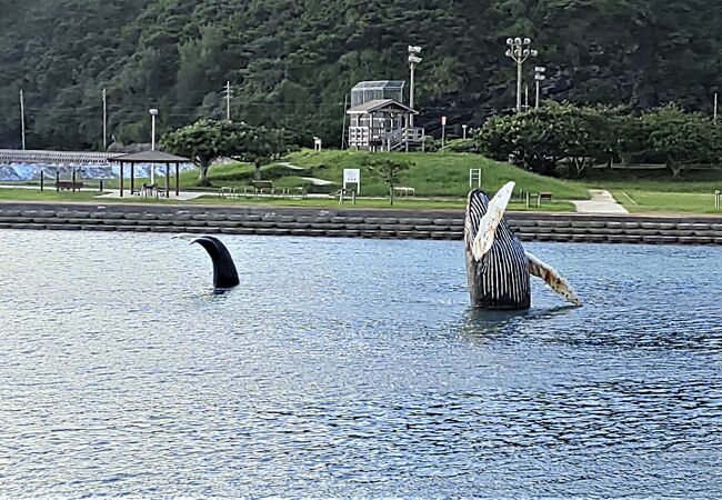 港内に大きな鯨!? のモニュメント。