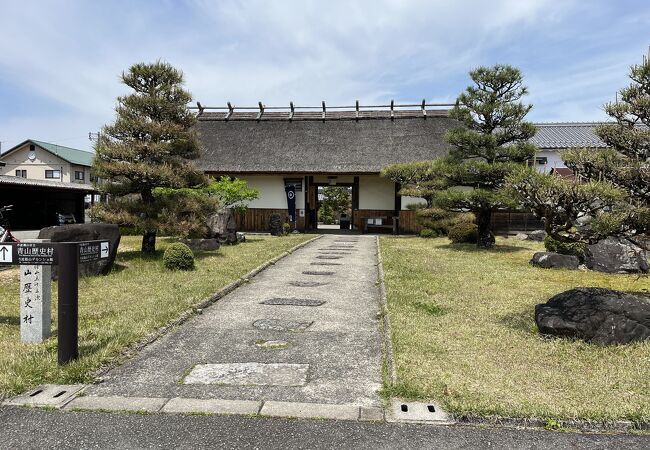 旧藩主別邸とデカンショ館