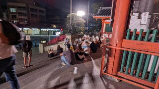 西楼門の前で、20数人の若い人たちのグループに、八坂神社について説明をしていました。