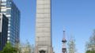 聳え立つような塔