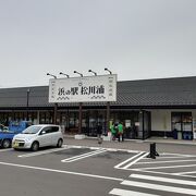 海産物や地元の食材を中心に広い売り場