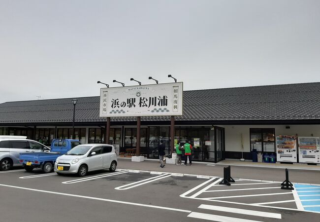 海産物や地元の食材を中心に広い売り場