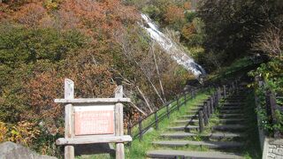 看板の文字がひび