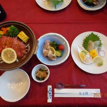 夕食の一部、小食な私にはちょうどいい量で美味かった