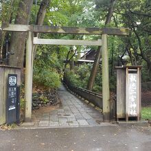 二宮神社の本殿北側にある門です。