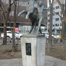 牧童と仔牛の像