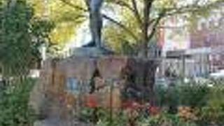 青年の力強さを表した像