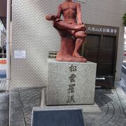 お寺への道筋にも羅漢像が祀られていました