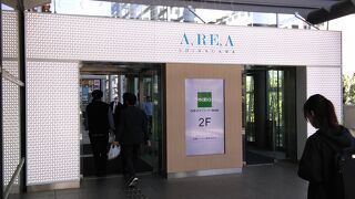 品川駅港南口直結のNTTビル。