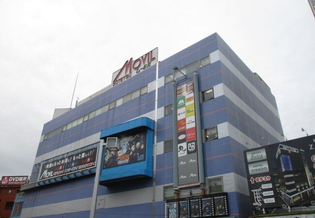 建物は古いが快適でした。 