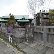 出世坂沿いに建つ小樽市歴史的建造物