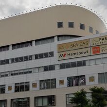 8階建てのビルの4階にある