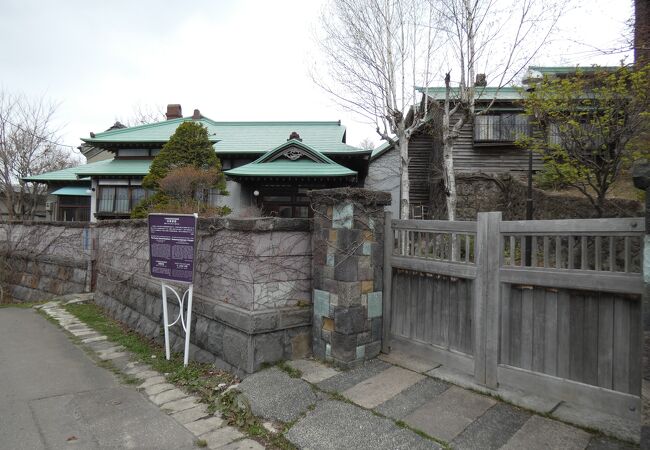 出世坂沿いに建つ小樽市歴史的建造物