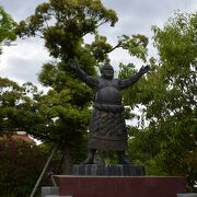 倉吉市内にある力士の銅像