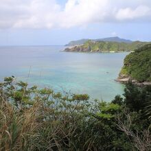 断崖の上から海を見下ろす