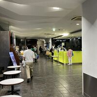 フロントは狭め