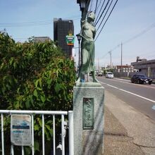 四季を表す女性の像が並ぶ「富士見橋」