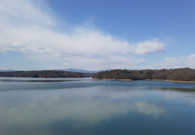 湖と山々のコントラストが綺麗なのは勿論、日によっては富士山を眺めることも出来ます