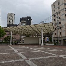 屋根付きのステージがある公園