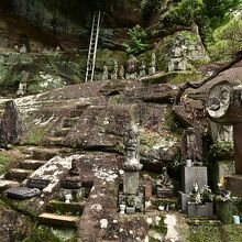 庭には岩窟や石仏が
