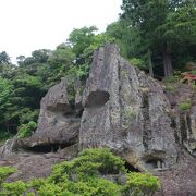 巨大な岩山に圧倒されます