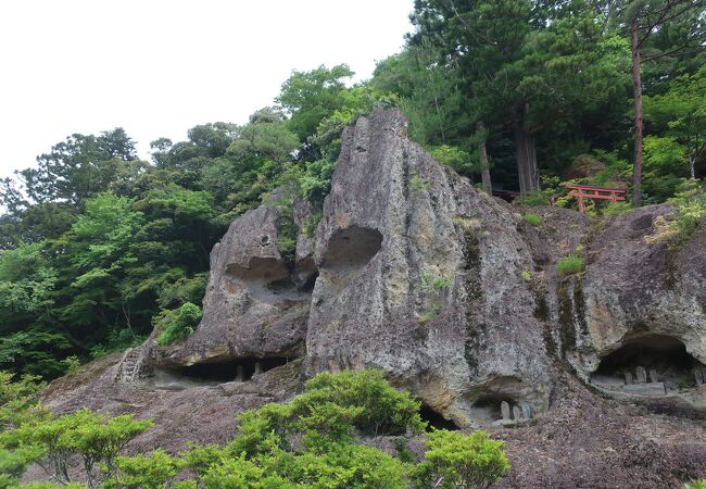 巨大な岩山に圧倒されます