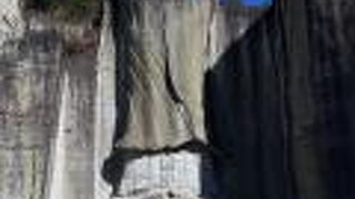 戦争の犠牲者を追悼するために手彫りで彫られた観音様