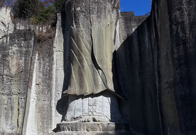 戦争の犠牲者を追悼するために手彫りで彫られた観音様