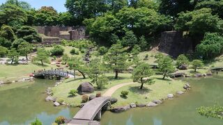 美しい庭園と石垣がよく見えます。