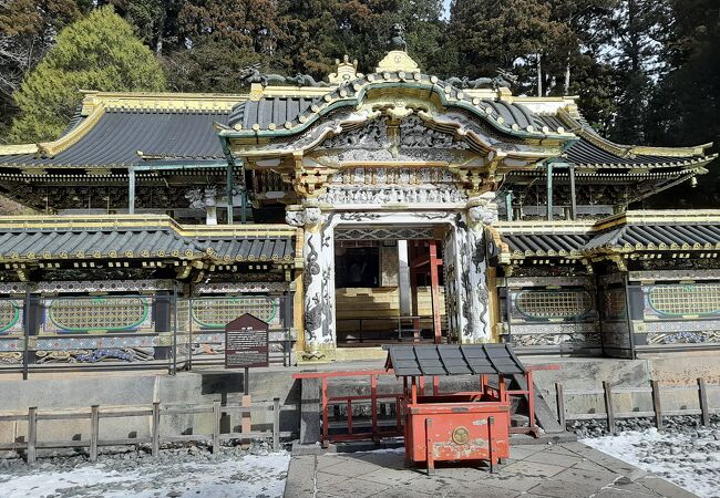 東照宮御本社の前の門