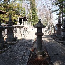 真田家歴代十代の藩主とその子女のお墓が並びます。