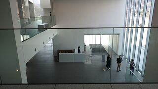 開放的な外観の美しい美術館です。