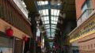 三ノ輪橋停留場近くの店は活気がありました