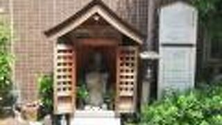 マンションの横に移設されています