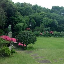庭園には鳩山一郎の銅像が似合う。