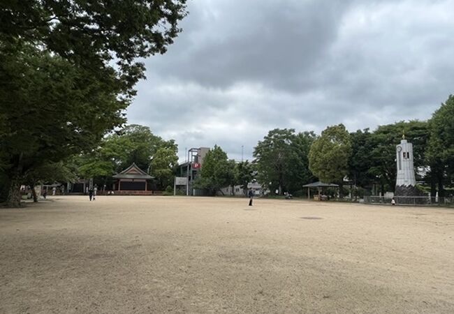 御霊神社のすぐ隣