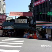 路地の中にいくつものお店が並んでいます。