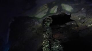 薄暗い洞窟