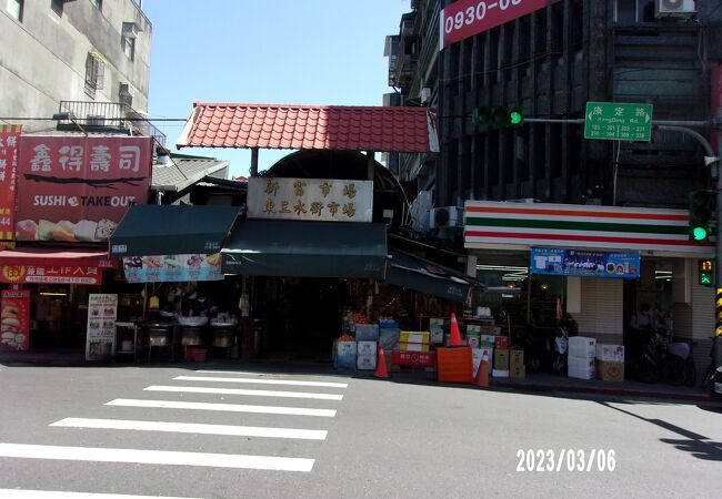 路地の中にいくつものお店が並んでいます。