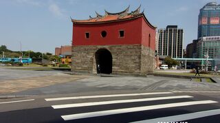 防衛を意識した城門です。