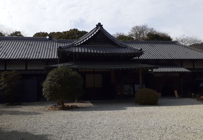 母屋・書院庭園・池泉回遊式庭園の他、梅園があります