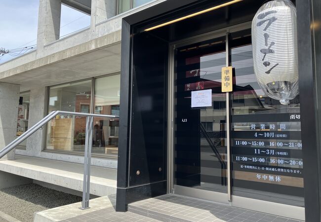 平日１１時オープンは１５分前につきましたが１番でした