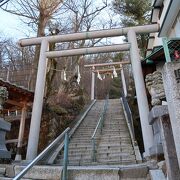 石段街を上りきった場所に鎮座しています